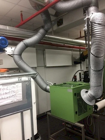 Afzuigarmen voor afvoer warme lucht bij koelunit.